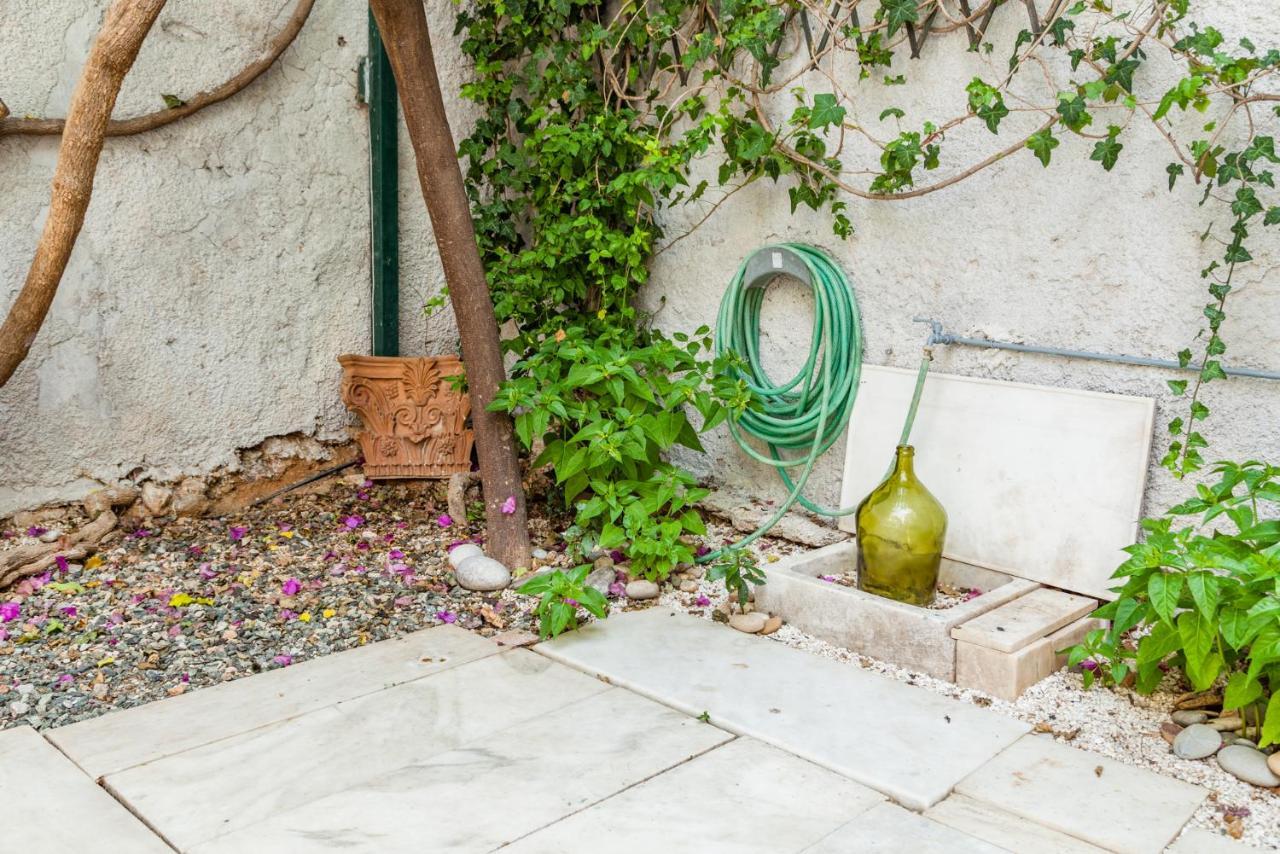 Villa Athenian Yard Near Acropolis Exterior foto